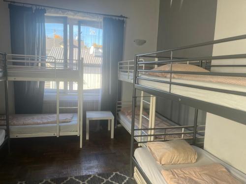 Posteľ alebo postele v izbe v ubytovaní 4 Couples & 4 Friends Hostel