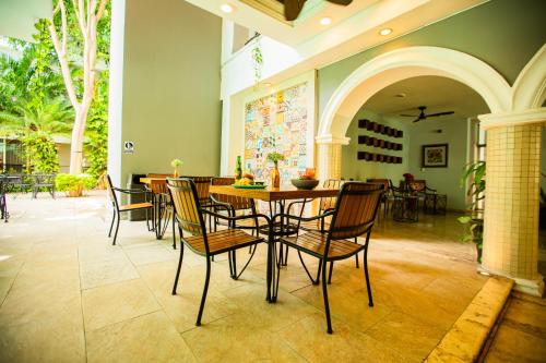 a dining room with a table and chairs at Hotel Nacional Merida in Mérida