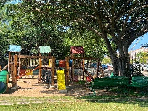- une aire de jeux dans un parc avec un arbre dans l'établissement Pueblo Viejo Lecheria, à El Morro de Barcelona