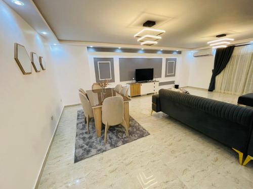 開羅的住宿－شقق فندقيه，客厅配有桌椅和沙发