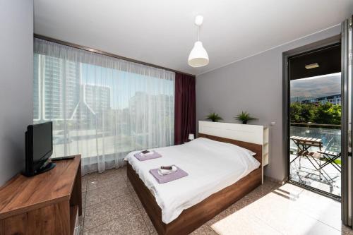Легло или легла в стая в Слънчев Апартамент с Балкон до болница Света София