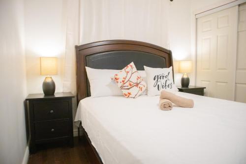 漢密爾頓的住宿－Cozy Private Room-Your Perfect place in Hamilton，一间卧室配有带白色床单和枕头的床。