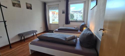 Habitación con 2 camas y ventana en City Wohnung 3 Zimmer en Bremen