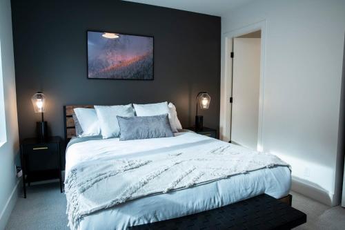 sypialnia z dużym łóżkiem z czarną ścianą w obiekcie Ski & Tee Retreat Bright Three Bedroom and Hot Tub w mieście Revelstoke