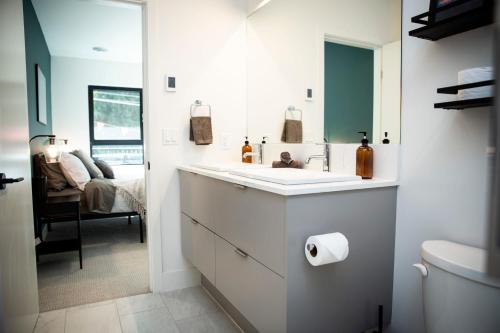 uma casa de banho com um lavatório e um espelho em Ski & Tee Retreat Bright Three Bedroom and Hot Tub em Revelstoke