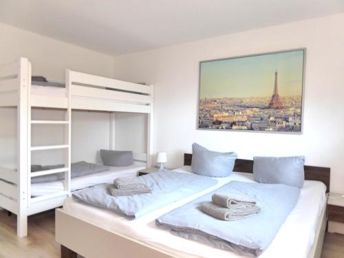 1 dormitorio con 2 literas y una foto de la torre Eiffel en Paris Winterberg Ferienwohnung 6 Pers WiFi in City near Lift, en Winterberg