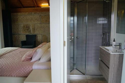 La salle de bains est pourvue d'une douche, d'un lit et d'un lavabo. dans l'établissement O Palheiro da Anastácia, à Marco de Canavezes