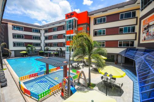 オロンガポにあるInterpark Hotelのスイミングプールとホテルのあるアパートメントビル