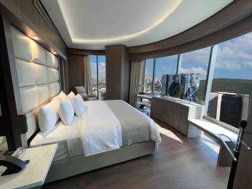 a bedroom with a large bed and a large window at Safi Royal Luxury Metropolitan in Monterrey