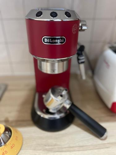a red blender sitting on top of a counter at Amikales Rooms in Padova