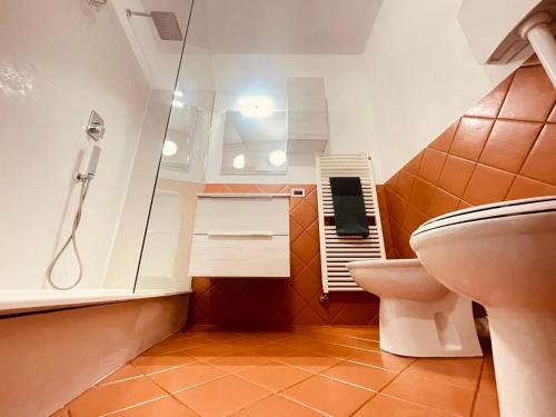Amikales Rooms في بادوفا: حمام مع مرحاض ومغسلة