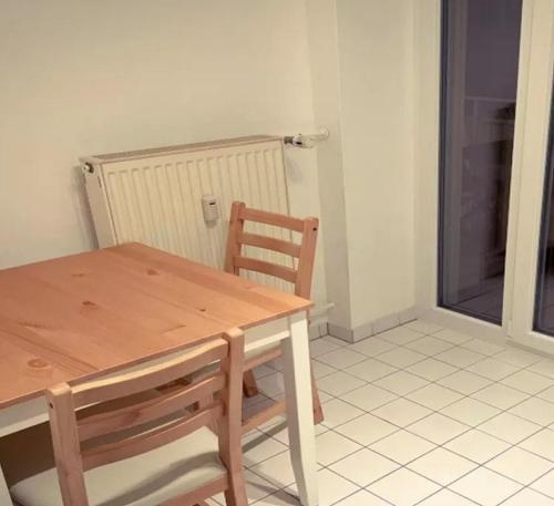 una mesa de madera y una silla en una habitación con ventana en Departamento con dos habitaciones en Santiago