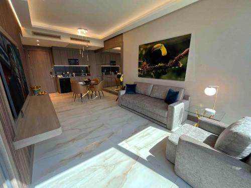 Safi Royal Luxury Metropolitan في مونتيري: غرفة معيشة مع أريكة وطاولة