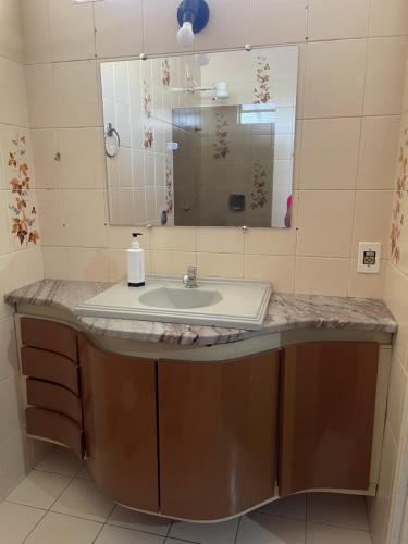 カンピーナスにあるEstaçõesの洗面台と鏡のあるバスルーム