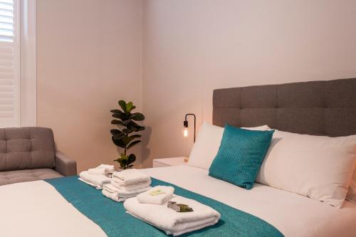 sypialnia z łóżkiem, ręcznikami i krzesłem w obiekcie Barossa Brauhaus Hotel w mieście Angaston