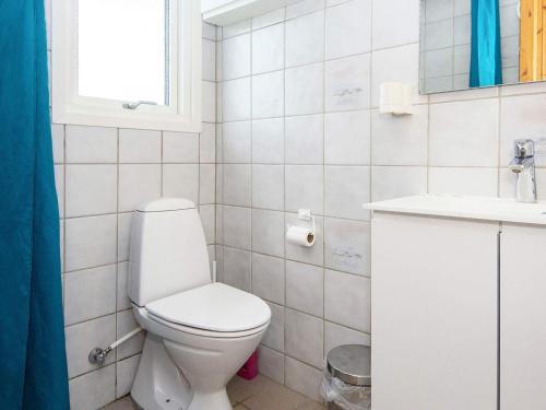 biała łazienka z toaletą i umywalką w obiekcie Three-Bedroom Holiday home in Lemvig 1 w mieście Lemvig