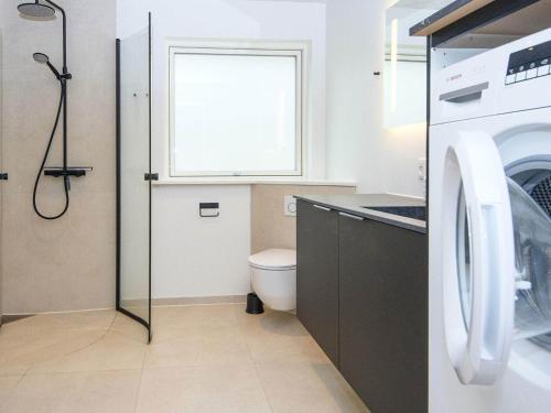 ein Badezimmer mit einer Waschmaschine und einem WC in der Unterkunft Holiday home Vemb III in Vemb