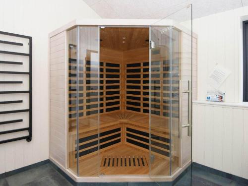 una bodega de madera en un armario de cristal en Holiday home Ebeltoft CLXXXVI, en Ebeltoft