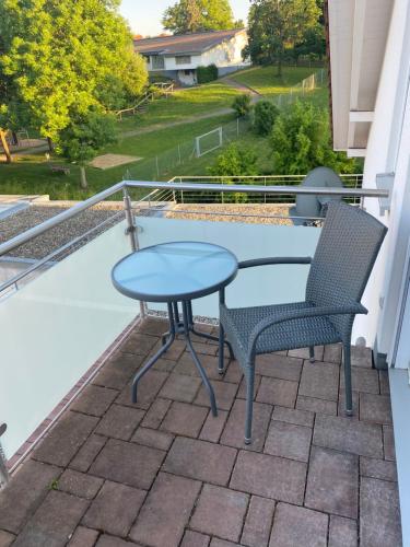 un patio con tavolo, 2 sedie e piscina di balingen-apartments a Balingen
