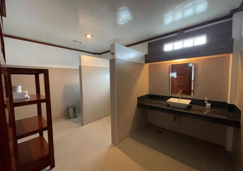 W łazience znajduje się umywalka i lustro. w obiekcie Verde View Villas w mieście Puerto Galera
