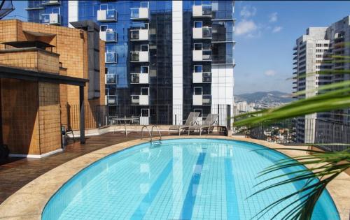 uma grande piscina no topo de um edifício em Hotel Alphaville em Barueri