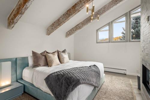 um quarto branco com uma cama e janelas em Snowmass Villas 3 plus loft em Snowmass Village
