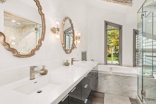 uma casa de banho branca com um lavatório e um espelho em Snowmass Villas 3 plus loft em Snowmass Village