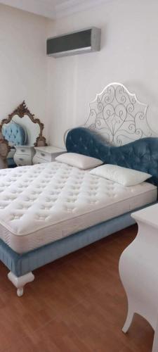 een wit bed in een kamer met een blauw matras bij عمان الاردن الدوار الخامس in Amman