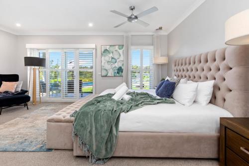 sypialnia z dużym łóżkiem z dużym zagłówkiem w obiekcie Craigie’s Hut – Luxury Accommodation on the Mornington Peninsula w mieście Mount Martha