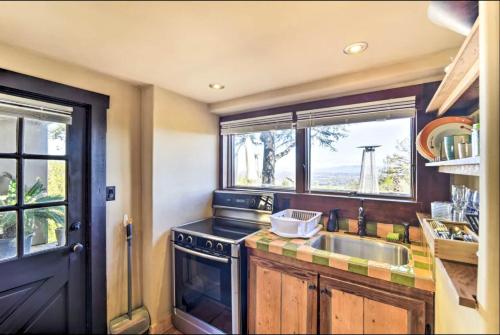 Dapur atau dapur kecil di Hacienda - Private Guest Studio