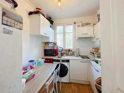 - une petite cuisine avec des placards blancs et un comptoir dans l'établissement Room Private next to Train B 100meter, easy go to Centre Ville, not whole appartement, à Cachan