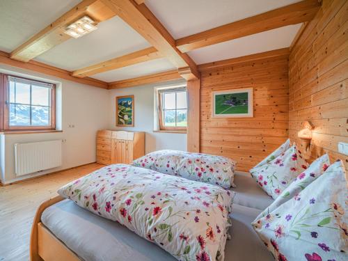- une chambre avec 2 lits dans une pièce dotée de murs en bois dans l'établissement Flicklhof XL, à Hopfgarten im Brixental