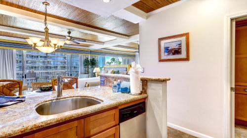 Köök või kööginurk majutusasutuses The Whaler Resort: Suite 515~Studio with Stunning Center Courtyard & Ocean Views