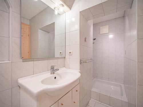 韦斯滕多夫Glonersbühelhof Top 4的带水槽和淋浴的白色浴室