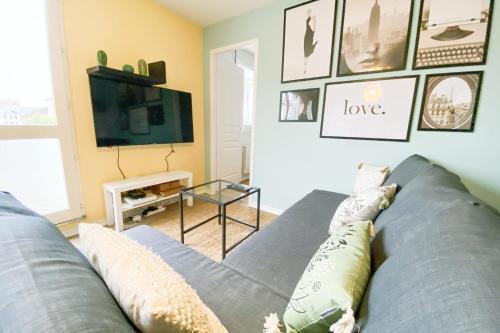 un salon avec un canapé et une télévision dans l'établissement #GE - The Bostonian in Grenoble3 bedrooms with balcony, à Grenoble