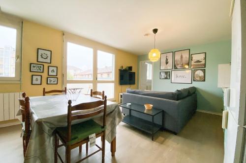 un salon avec une table et un canapé dans l'établissement #GE - The Bostonian in Grenoble3 bedrooms with balcony, à Grenoble