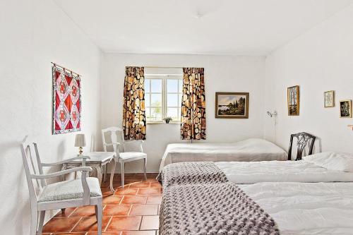 - une chambre avec 2 lits, une table et des chaises dans l'établissement Österlens Karlsgård, à Löderup