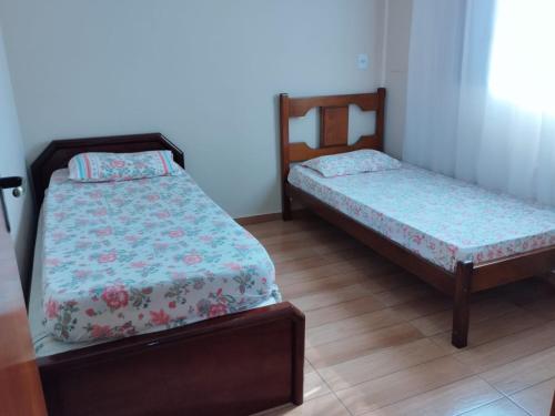 2 Einzelbetten in einem Zimmer mit in der Unterkunft RECANTO DA JULINHA in Olímpia