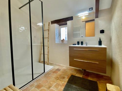 une salle de bain avec douche et lavabo dans l'établissement Gîte charmant proche du Mans et de la Flèche, tout confort, jardin clos, garage, animaux bienvenus - FR-1-410-313, à Courcelles-la-Forêt
