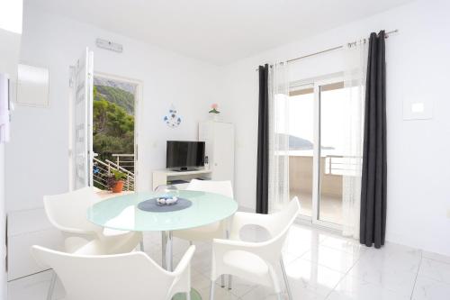 Apartments by the sea Podgora, Makarska - 21817