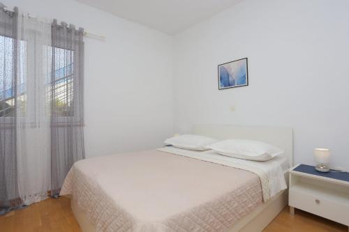 Apartments by the sea Podgora, Makarska - 21817