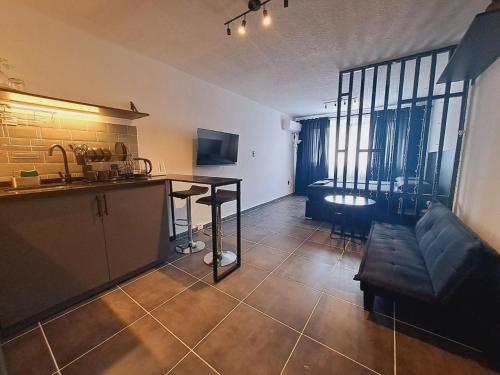 un soggiorno con un tavolo e un divano di The best apartment in the center a Montevideo