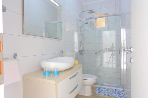 Apartments by the sea Podgora, Makarska - 21817