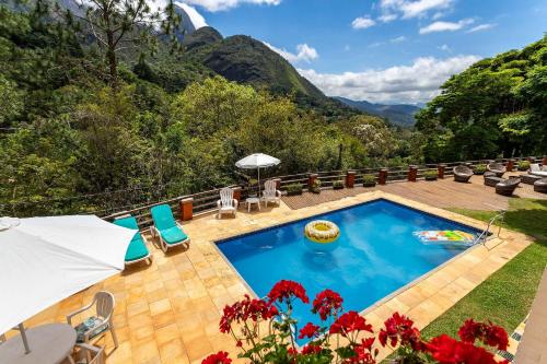 Výhľad na bazén v ubytovaní Casa em Araras: Piscina, sauna e serviço incluído! alebo v jeho blízkosti