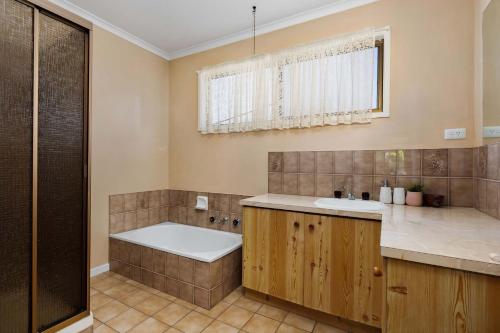 Koupelna v ubytování Beach Dreaming - Wifi, Netflix, Air con, Pets, Full Linen, Sleeps 9