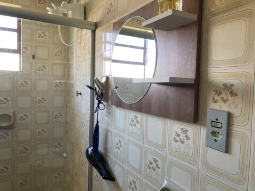 baño con espejo y teléfono en la pared en Casa aconchegante no Vale Vinhedos en Bento Gonçalves