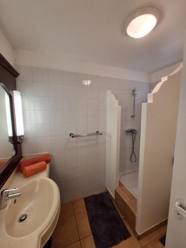 La salle de bains est pourvue d'un lavabo, de toilettes et d'une baignoire. dans l'établissement Le MaDja'Kaz - studio en résidence et bord de Mer - Sainte Luce Martinique, à Sainte-Luce