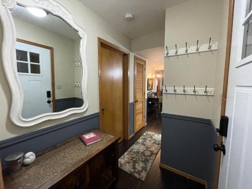 baño con espejo grande y lavabo en Cozy Comforts of Home, en Branson West
