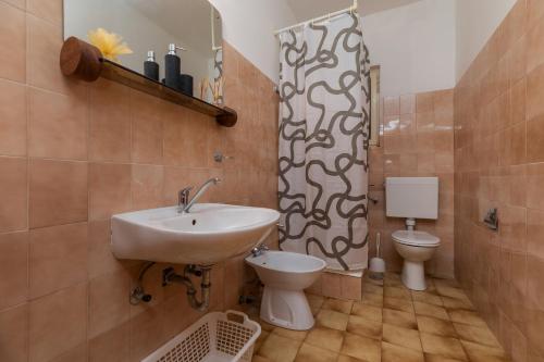 Koupelna v ubytování Apartments by the sea Balica Rat, Omis - 1065