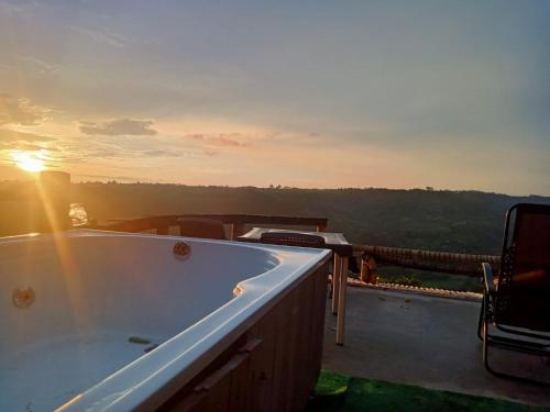 a bath tub sitting on top of a roof at Hakuna Matata Glamping timon in Salento